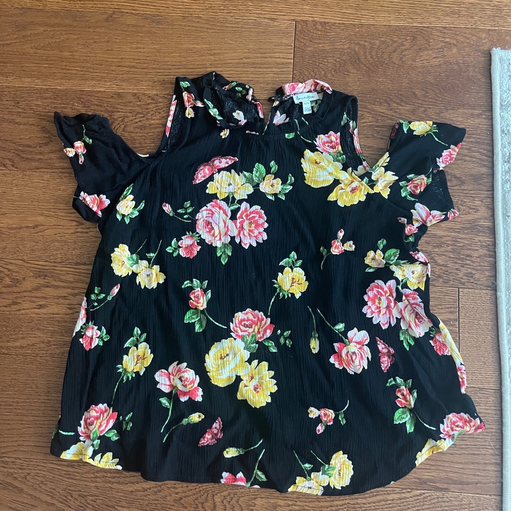 Cute top with cut outs on the shoulders